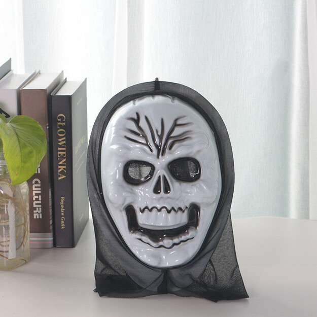 Kauhistuta ystäväsi tällä selkäpiitä karmivalla Halloween-naamarilla!