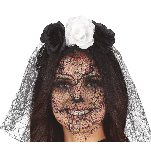 Mustavalkoisten kukkien tiara kilvellä